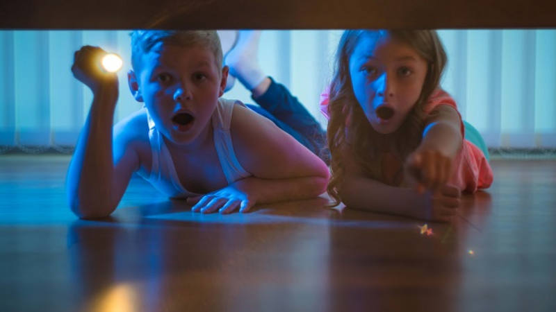 kidslookingunderbed