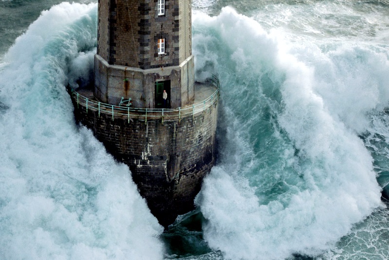Wave hits lighthouse