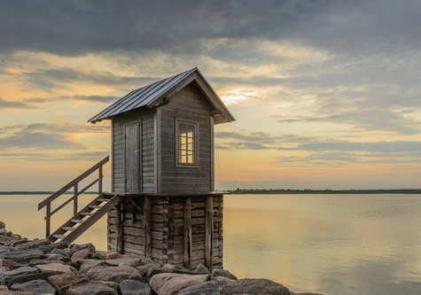 wooden_shack_overlooking_lake